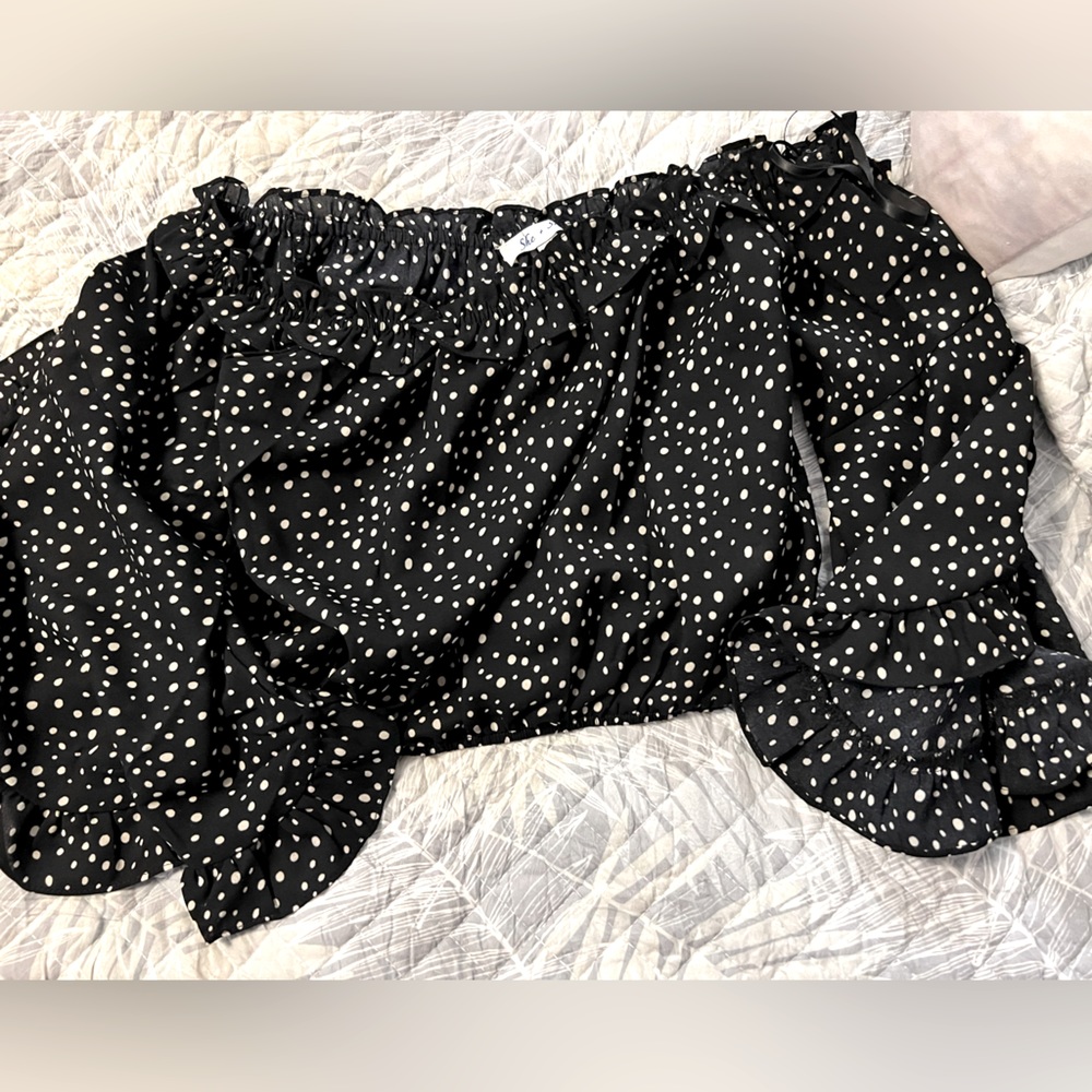 Crop top blouse with loose fitting drop sleeves.